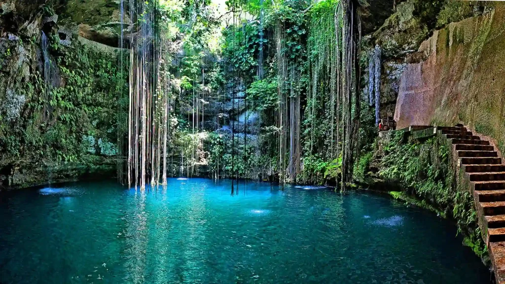 Cenote Ik Kil, Mexico
