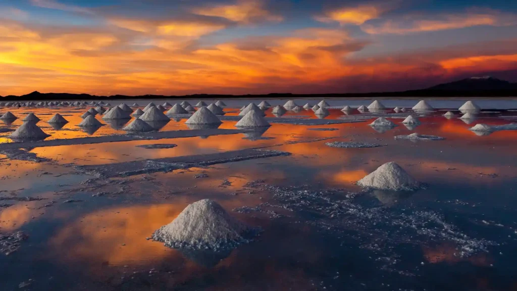 20 Mind-Blowing Places on Earth That Don't Feel Real 5 Salar De Uyuni Salt lake