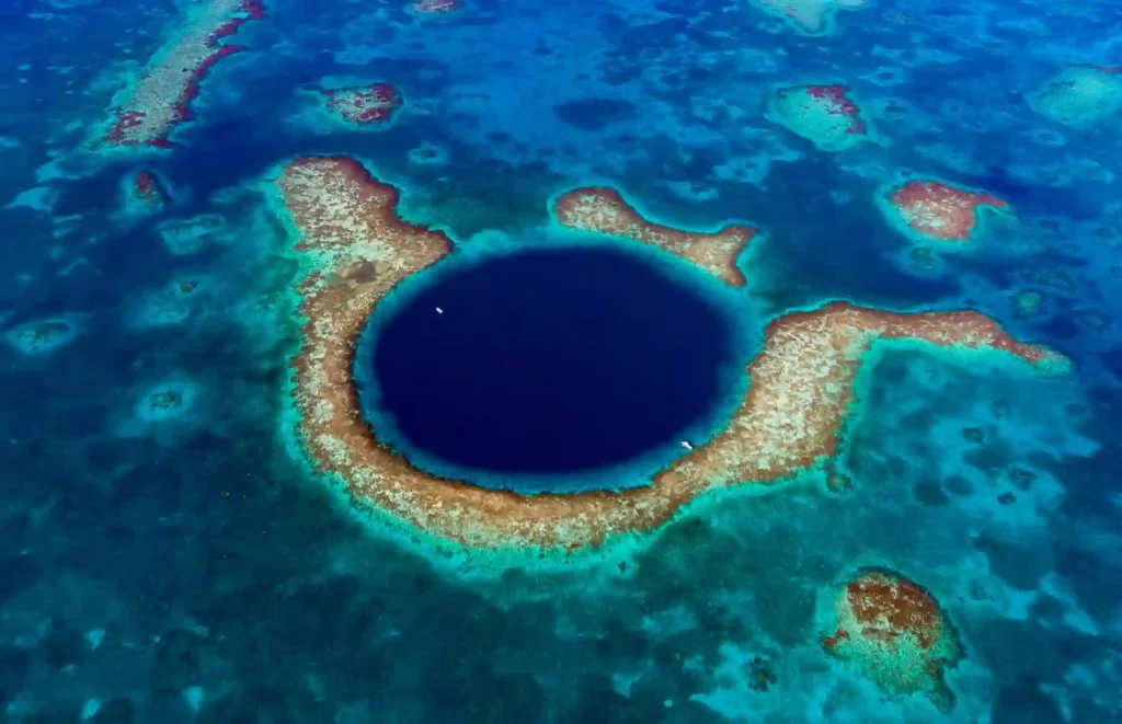 20 Mind-Blowing Places on Earth That Don't Feel Real 8 The Great Blue Hole