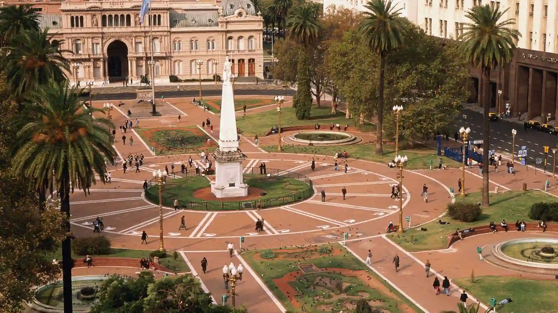 What Do Tourists Do in Las Pampas Argentina? Activities & Tips 9 Plaza de Mayo