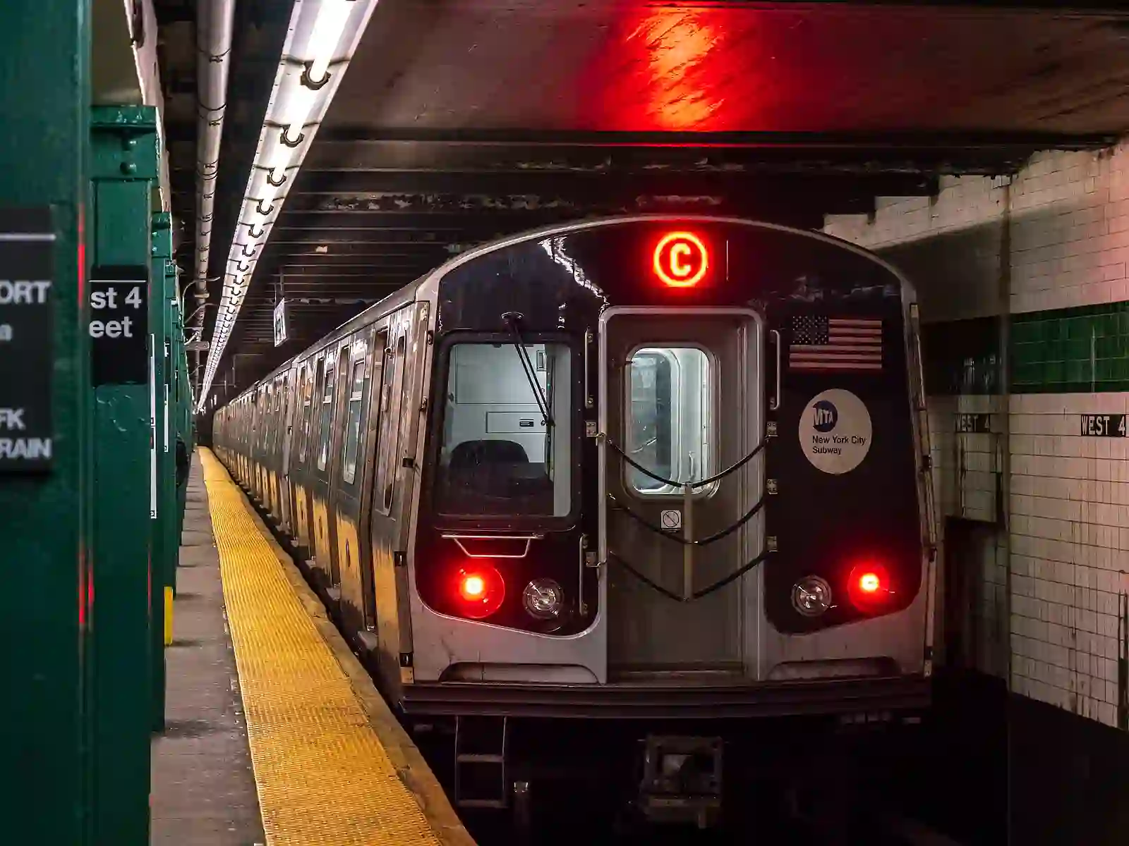 New York Subway Pass for Tourists: How and Where to Get One? 2 NYC Subway Fare Options for Tourists
