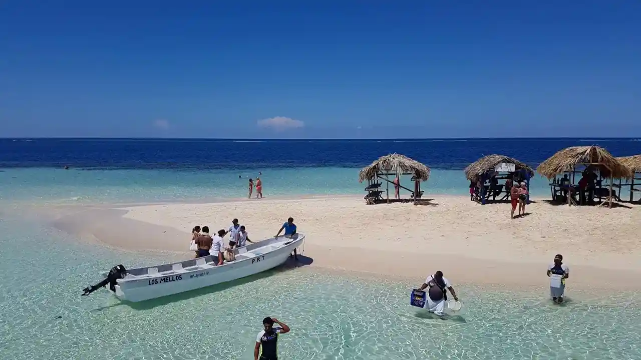 Speedboat Tour to Paradise Island Cayo Arena