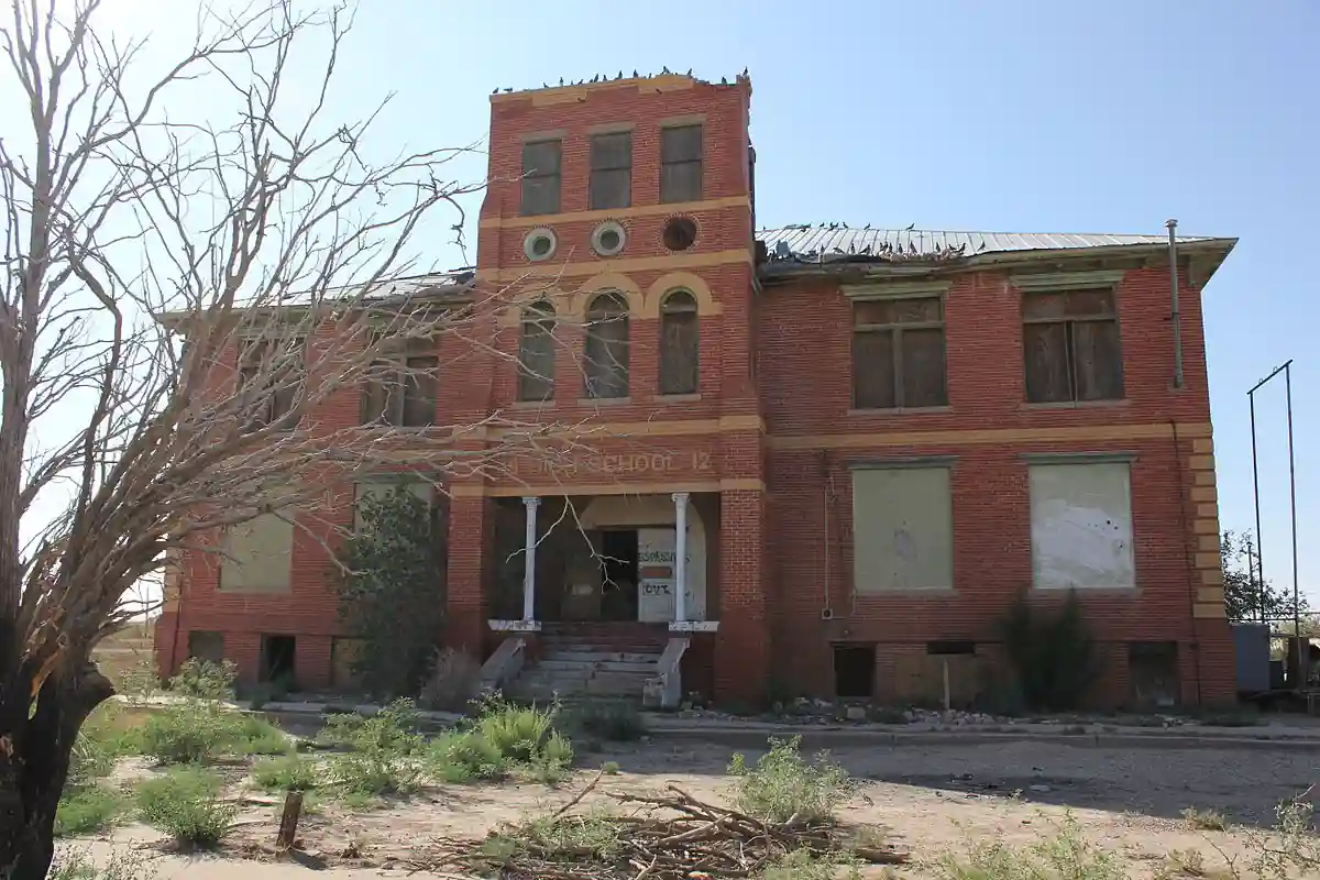 Toyah – A Slowly Crumbling Rail Town