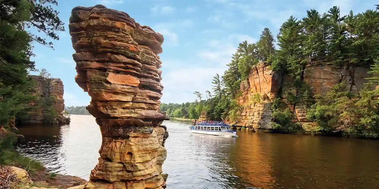 Upper vs. Lower Dells Boat Tour