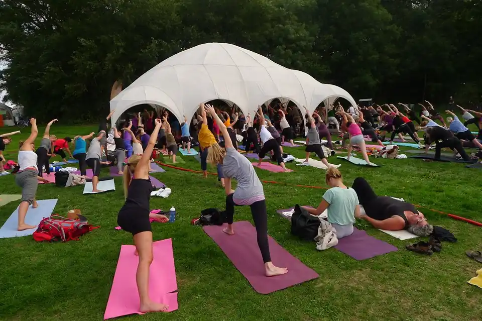 How to Find Solo Travellers at Music Festivals Easily? 5 festival activities like yoga sessions