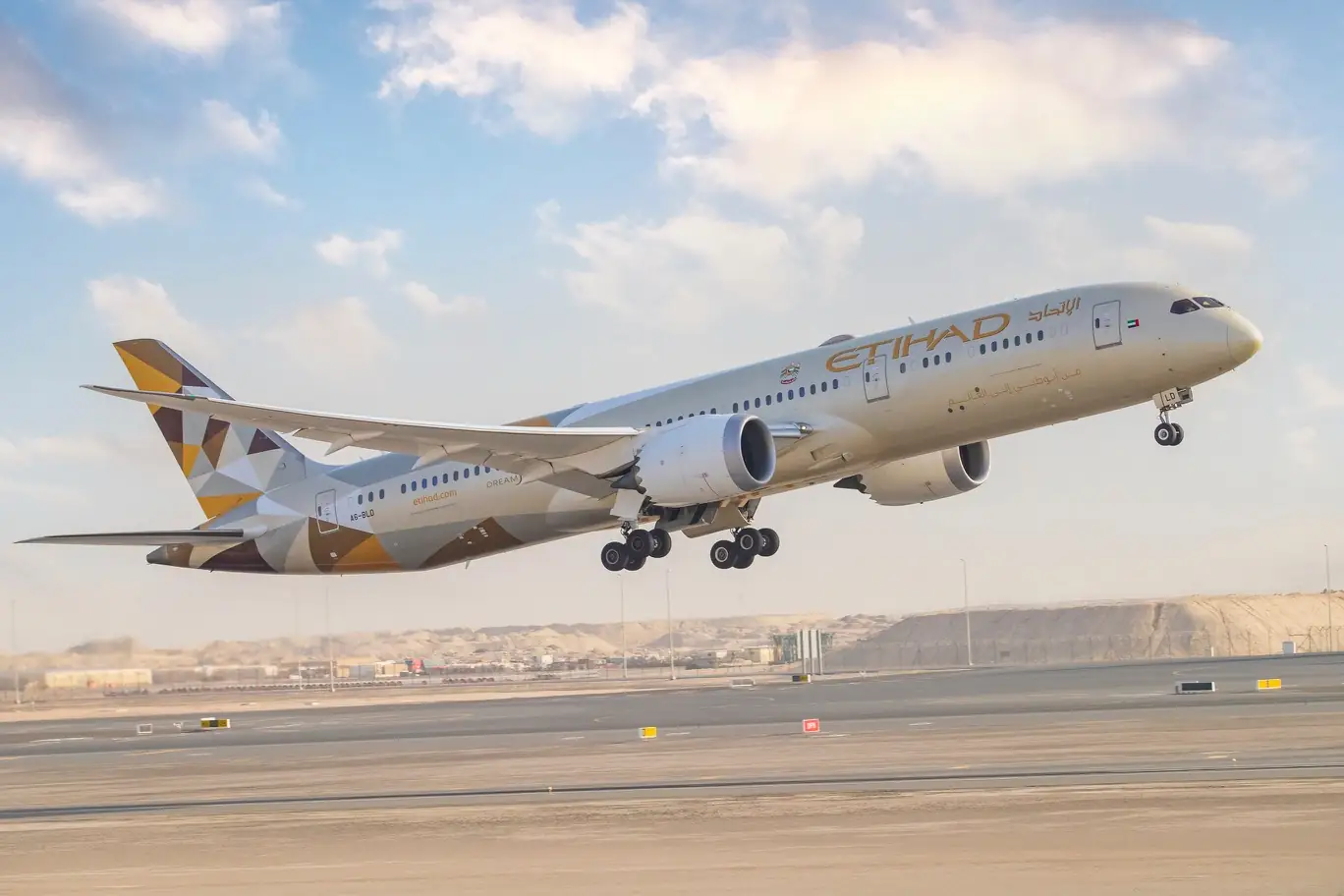 15 Best Airlines for Long Flights in 2025: Comfort, Cuisine, and Sky-High Service 7 Etihad Airways