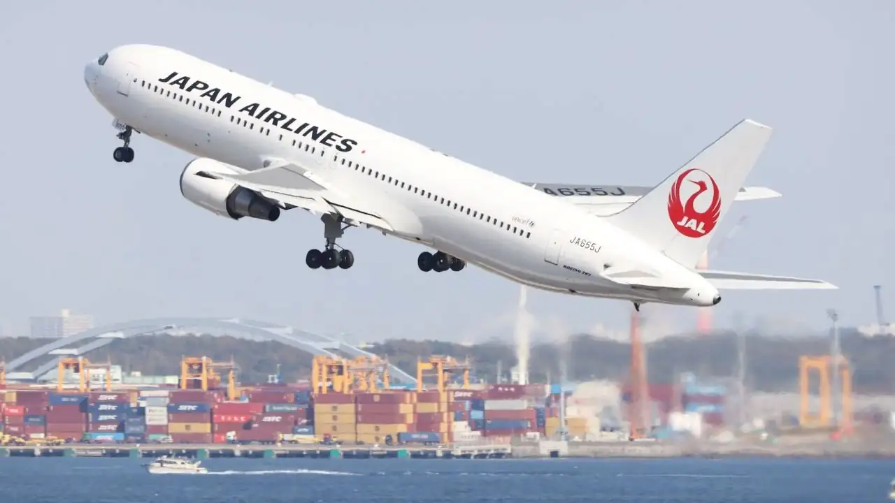15 Best Airlines for Long Flights in 2025: Comfort, Cuisine, and Sky-High Service 12 Japan Airlines JAL